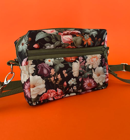 Sofortkauf | kleine Gassitasche Blüten schwarz