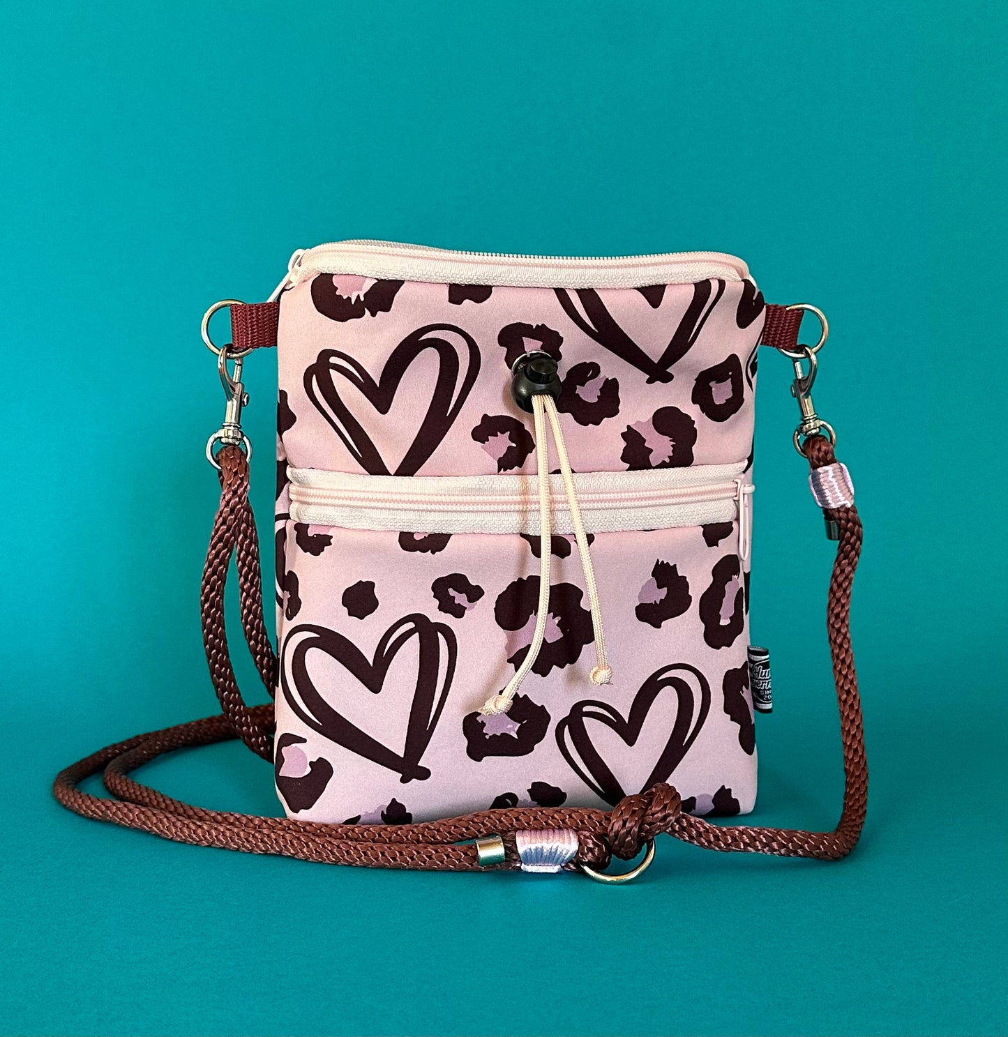 Sofortkauf | großer Futterbeutel zum Umhängen "Herzen & Leo"