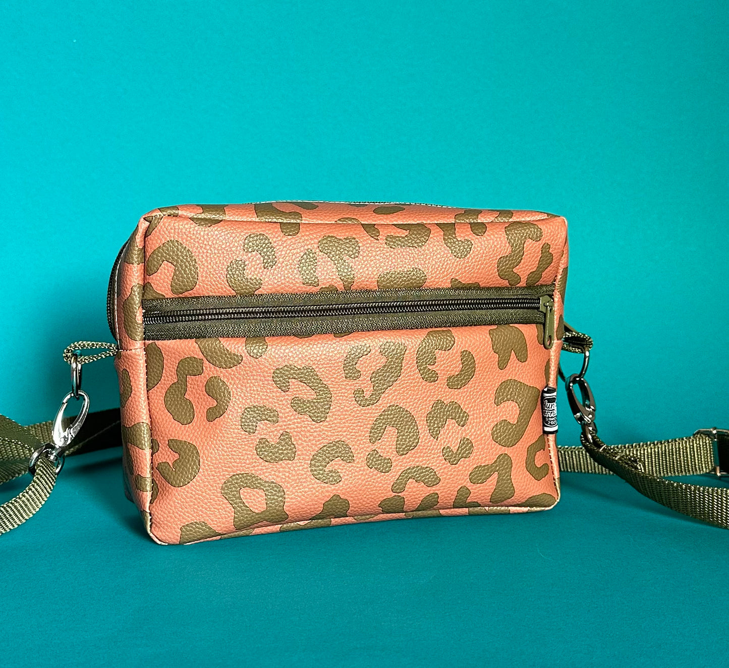 Sofortkauf | kleine Gassitasche Leo Kunstleder braun