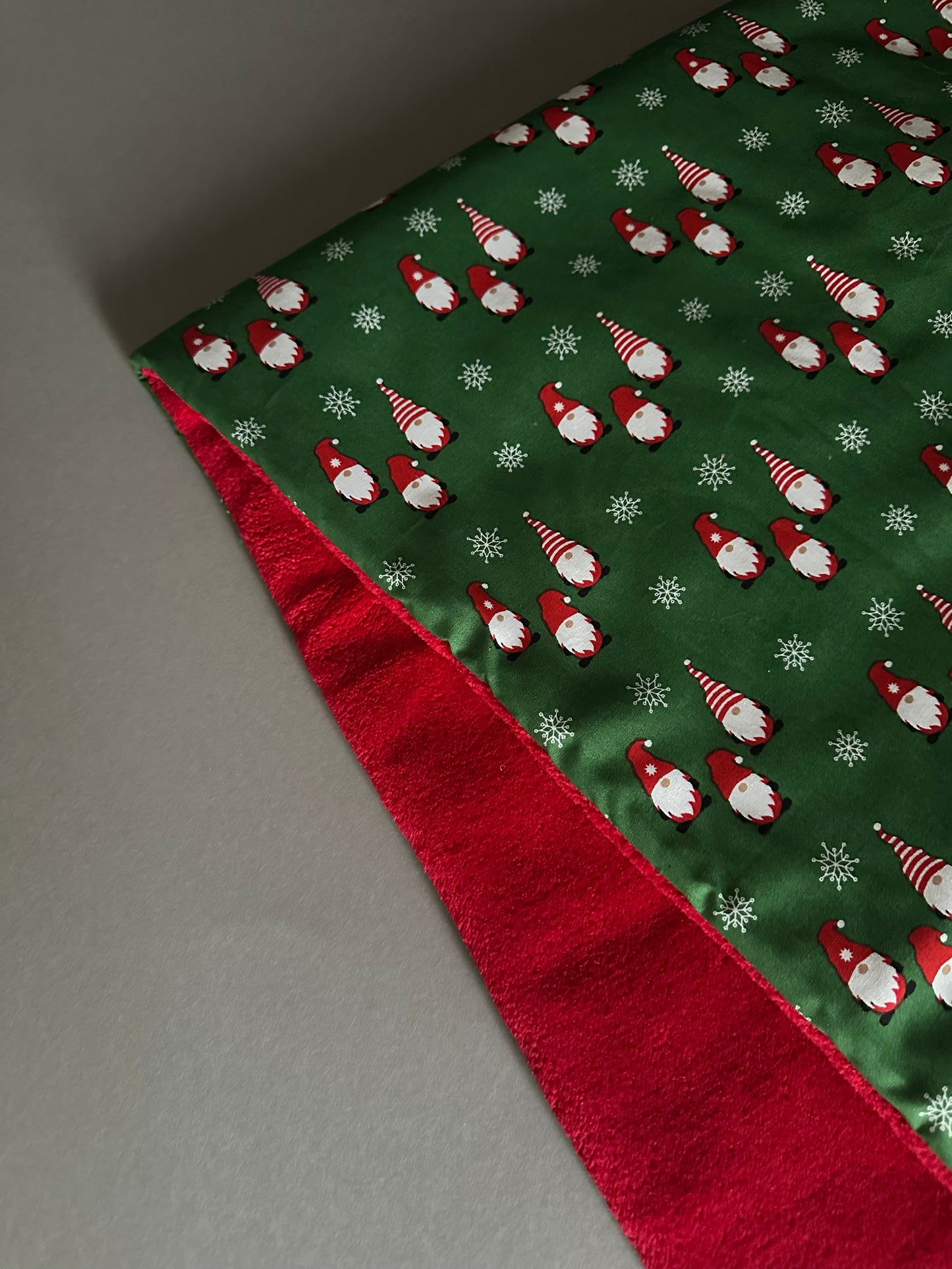 Sofortkauf: Weihnachtsdecke grüne Wichtel mit rot 70 x 100 cm