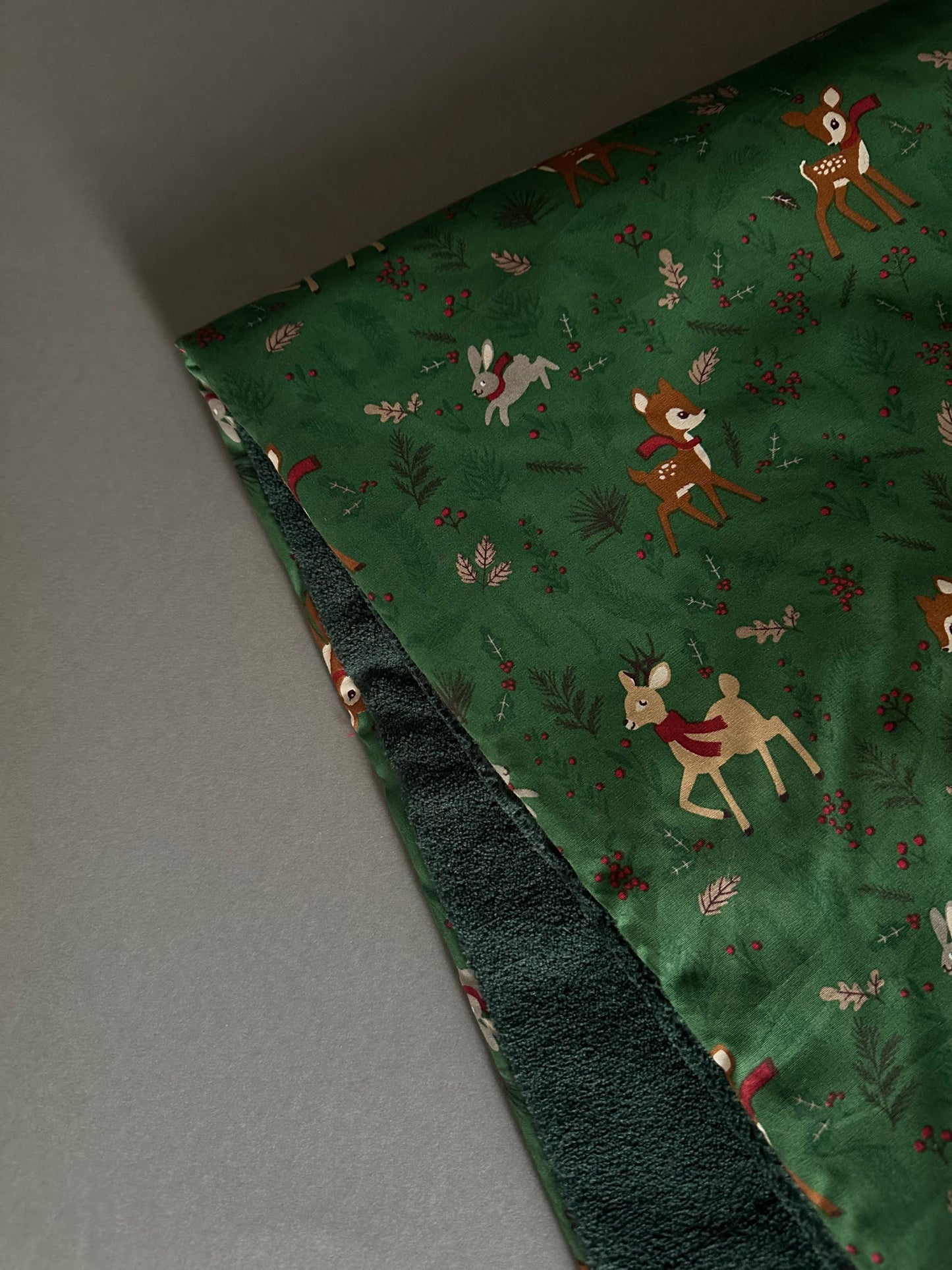 Sofortkauf: Weihnachtsdecke Rehe mit grün 70 x 100 cm