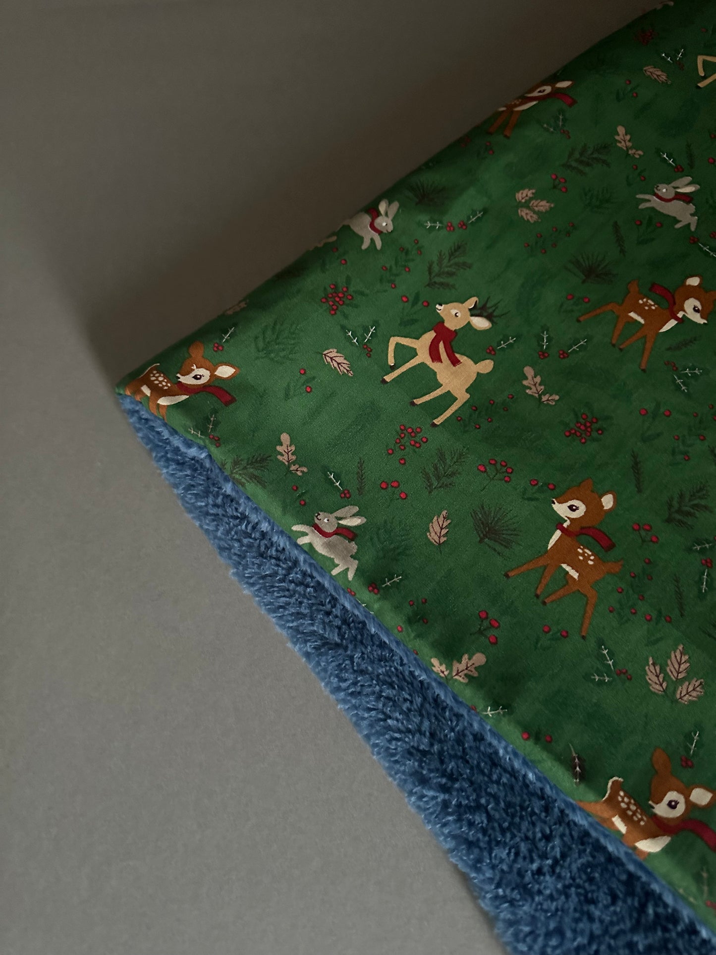 Sofortkauf: Weihnachtsdecke Rehe mit blau 50 x 70 cm