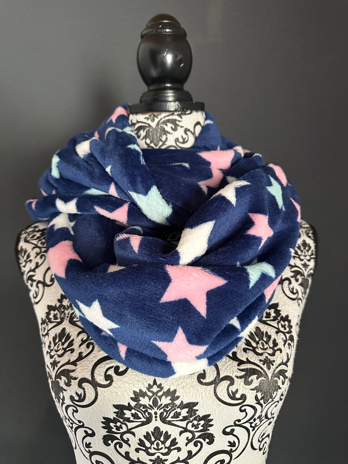 Sofortkauf | Loopschal bunte Sterne auf dunkelblau
