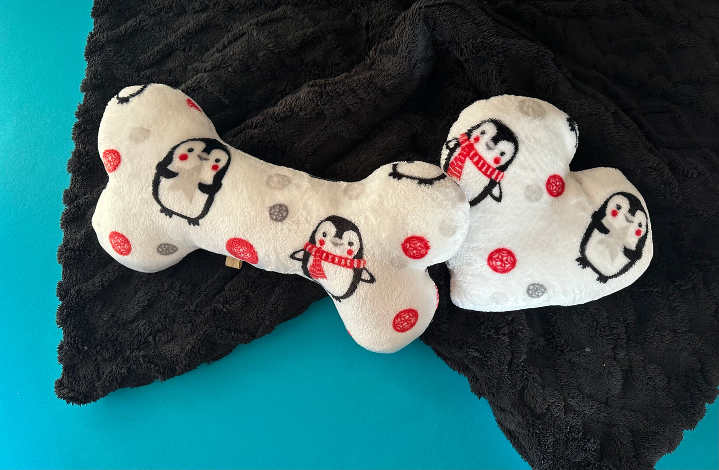 Geschenkebox Pinguin (Kuscheldecke Zopfmuster schwarz 70 x 100 cm + Schmuseknochen + Lavendelherz)