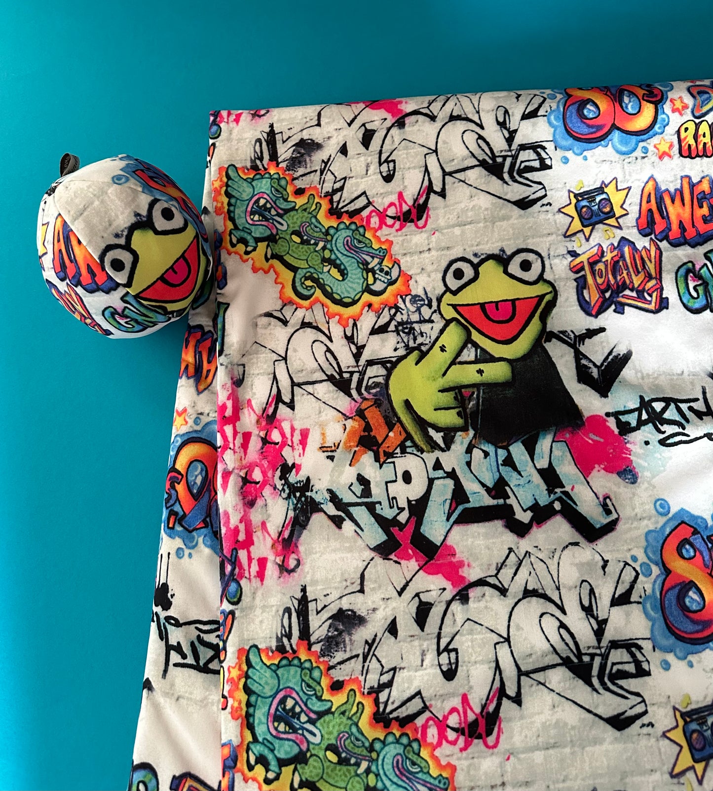 Geschenkebox Frosch (Softshelldecke 70 x 100 cm + mittelgroßer Ball)