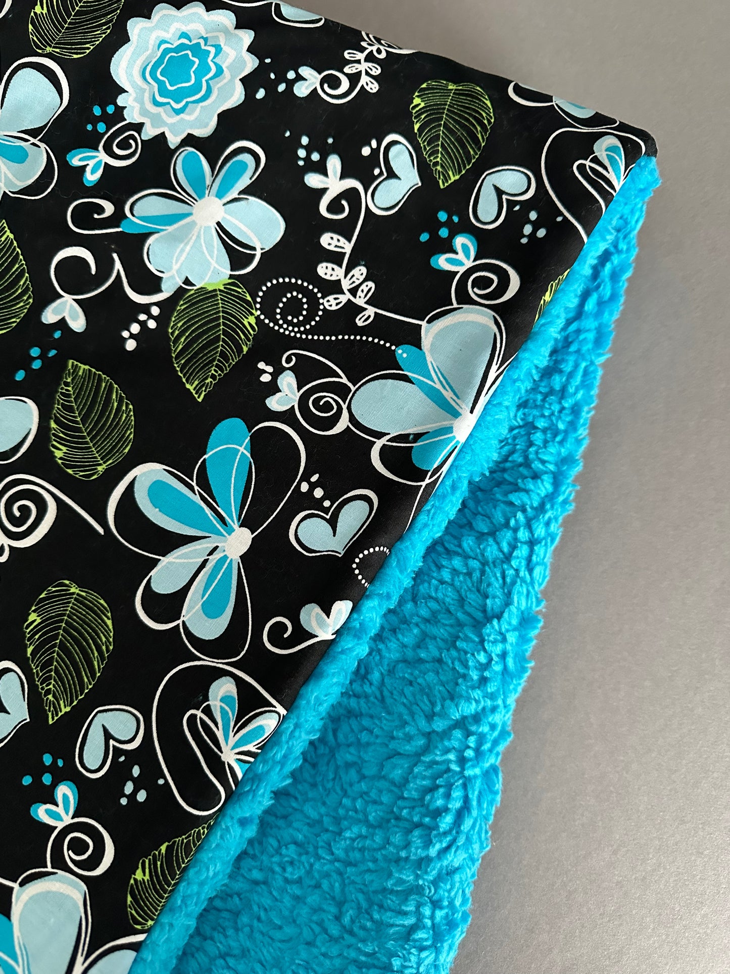 Outlet: Baumwolldecke türkise Blüten schwarz 90 x 120 cm