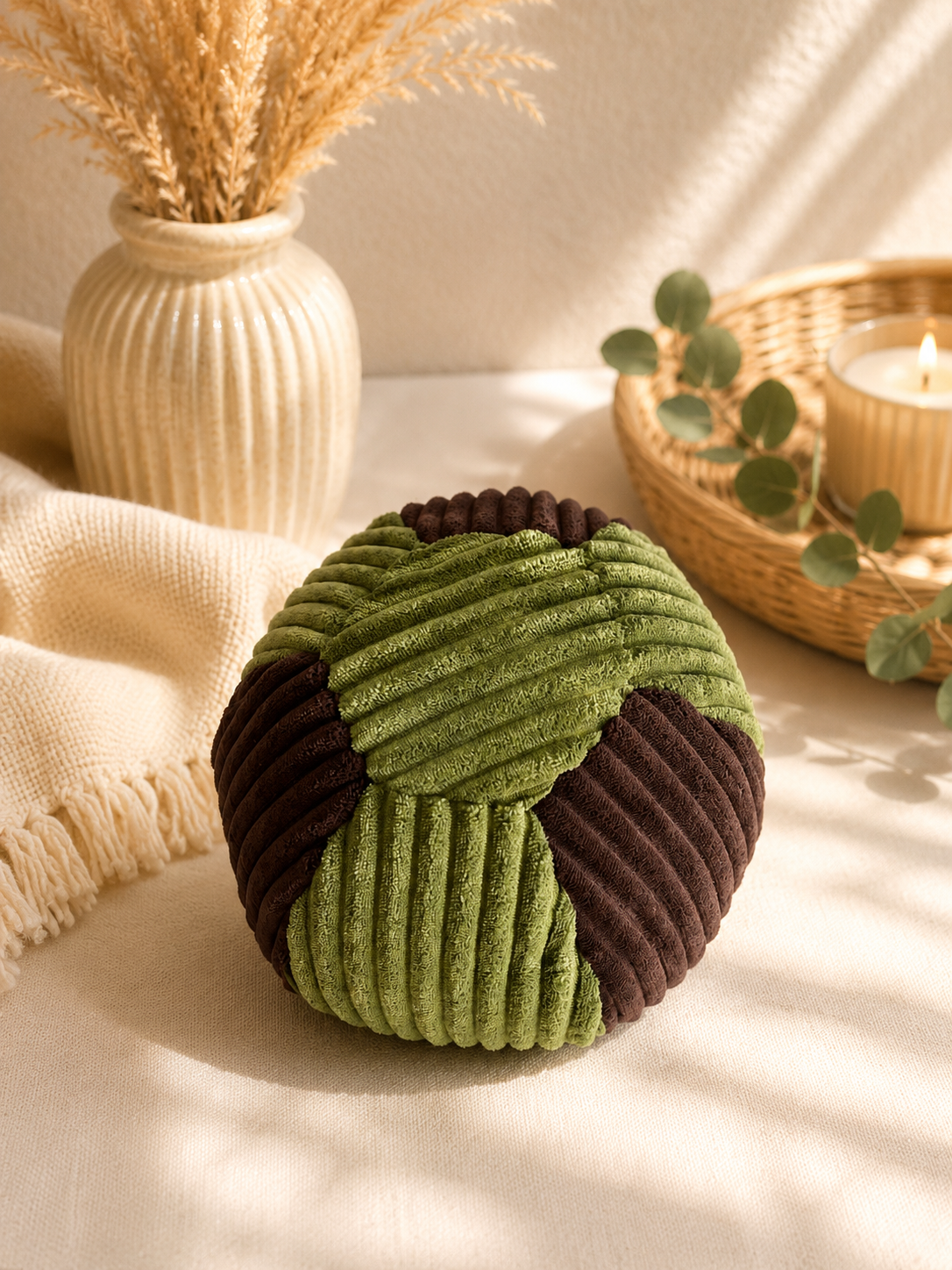großer Ball aus Cord grün / braun