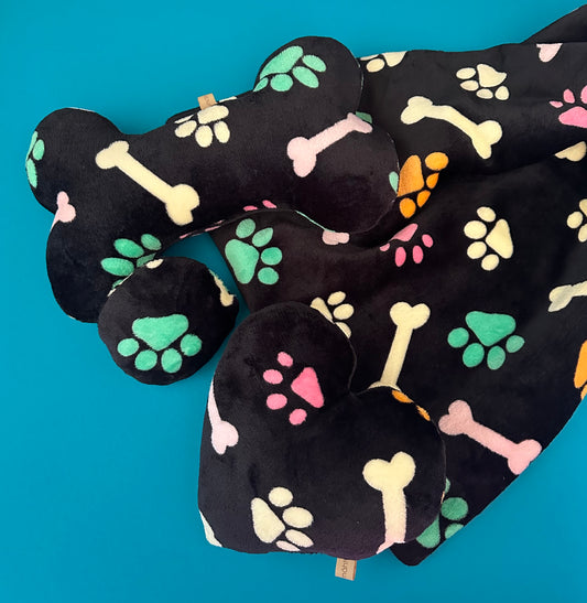 Fertig für dich: Kuschelkollektion bunte Pfoten schwarz - sofort verfügbar!
