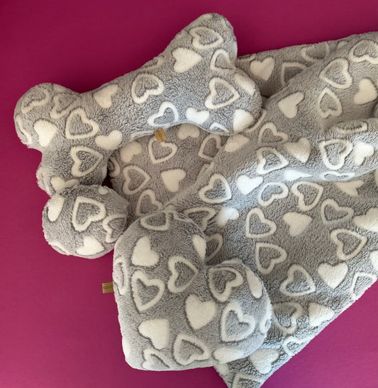 Fertig für dich: Kuschelkollektion Herz auf Grau - sofort verfügbar!