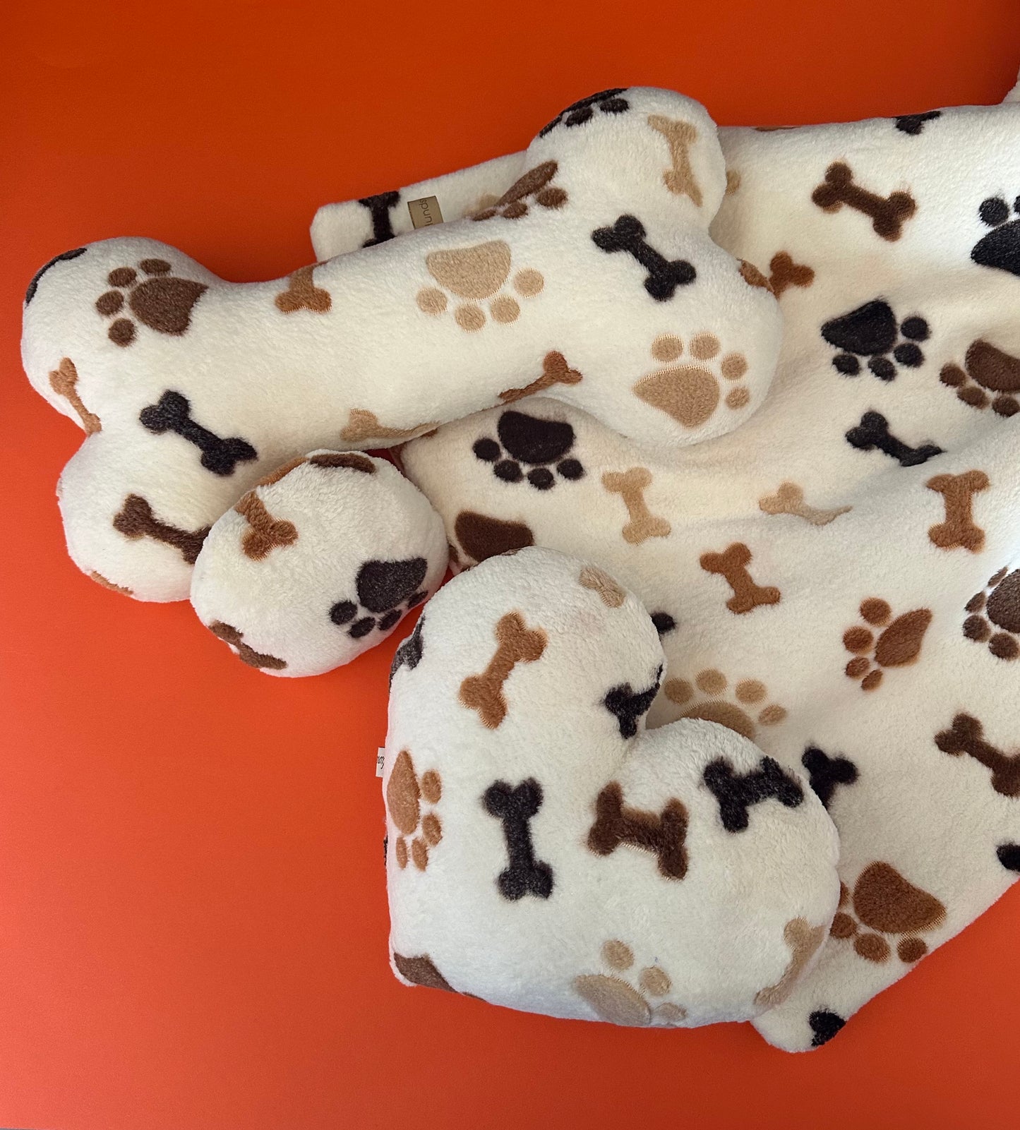 Fertig für dich: Kuschelkollektion Pfoten & Knochen beige - sofort verfügbar!