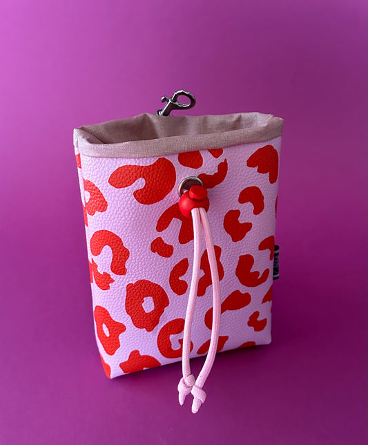 Sofortkauf | Futterbeutel Leo Kunstleder rosa / rot