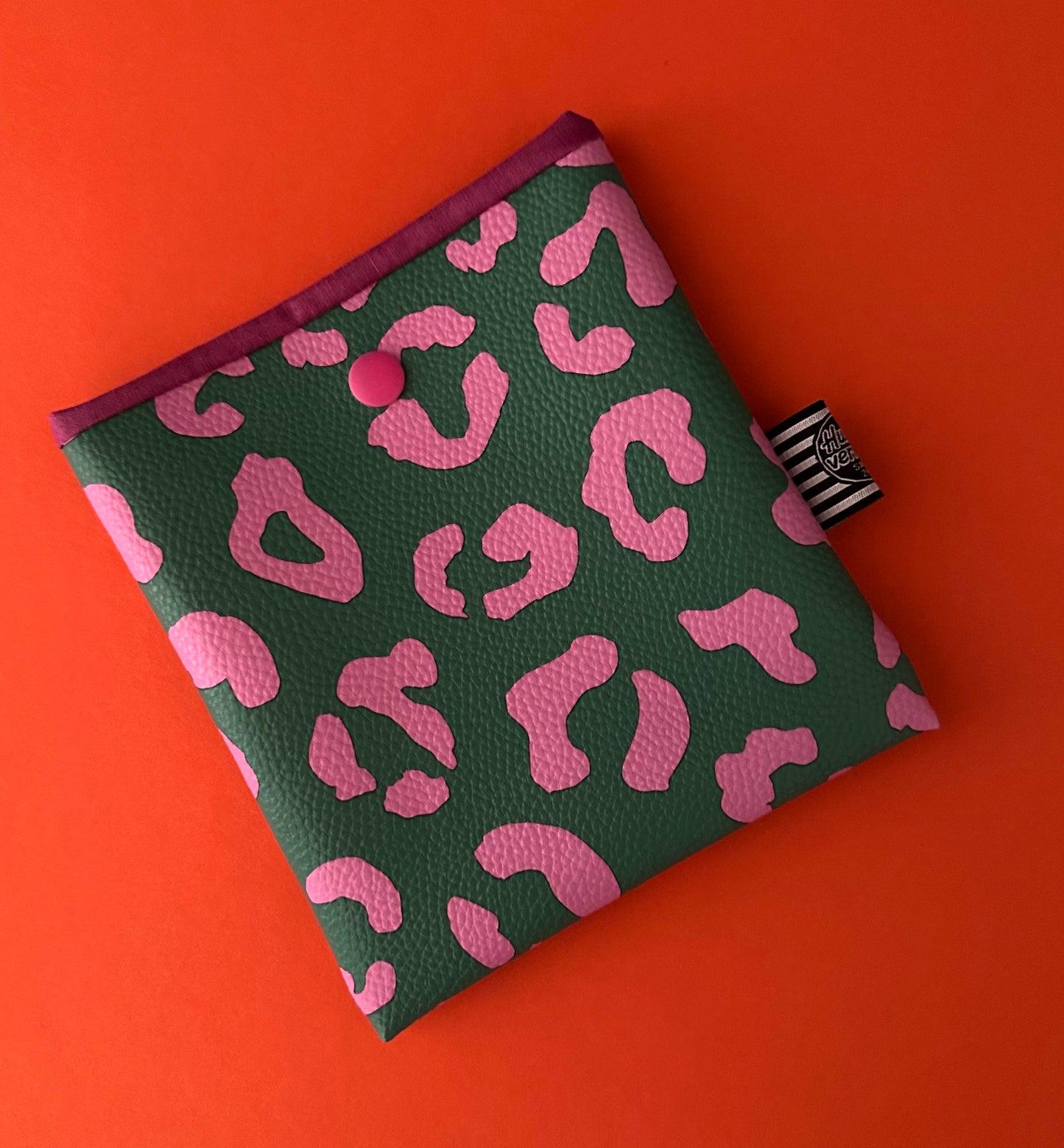 Sofortkauf | Jackentaschenbeutel Leo Kunstleder grün / pink