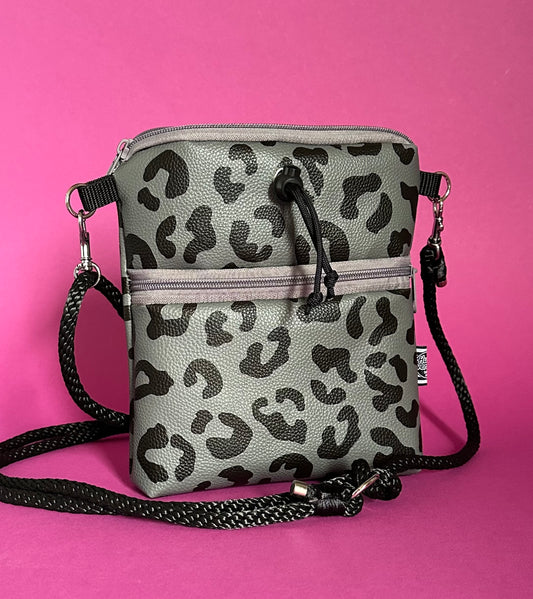 Sofortkauf | großer Futterbeutel zum Umhängen Kunstleder Leo grau