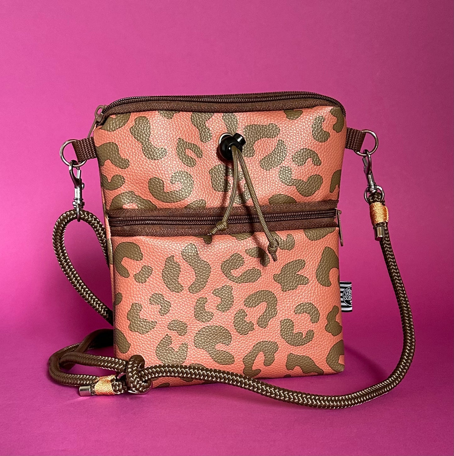 Sofortkauf | großer Futterbeutel zum Umhängen Kunstleder Leo Braun