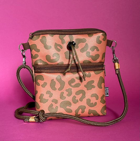 Sofortkauf | großer Futterbeutel zum Umhängen Kunstleder Leo Braun