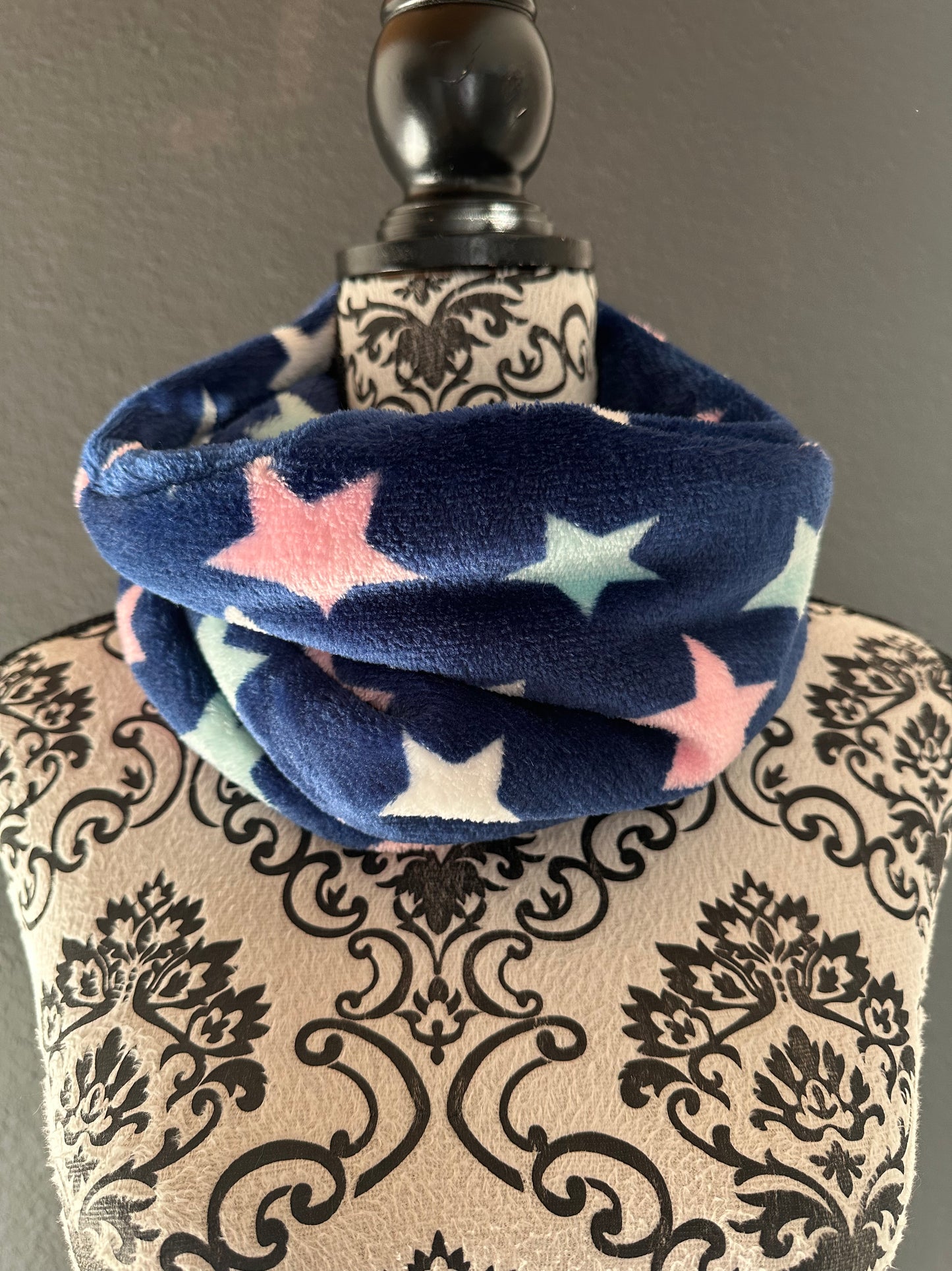 Sofortkauf | Halssocke bunte Sterne auf dunkelblau