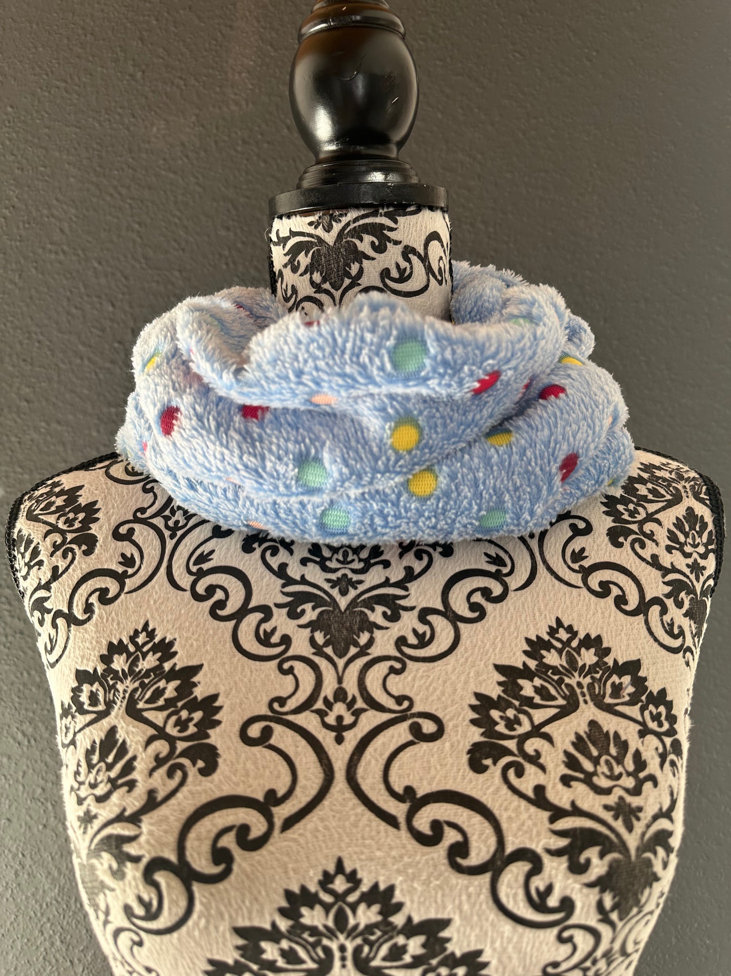 Sofortkauf | Halssocke bunte Punkte auf hellblau