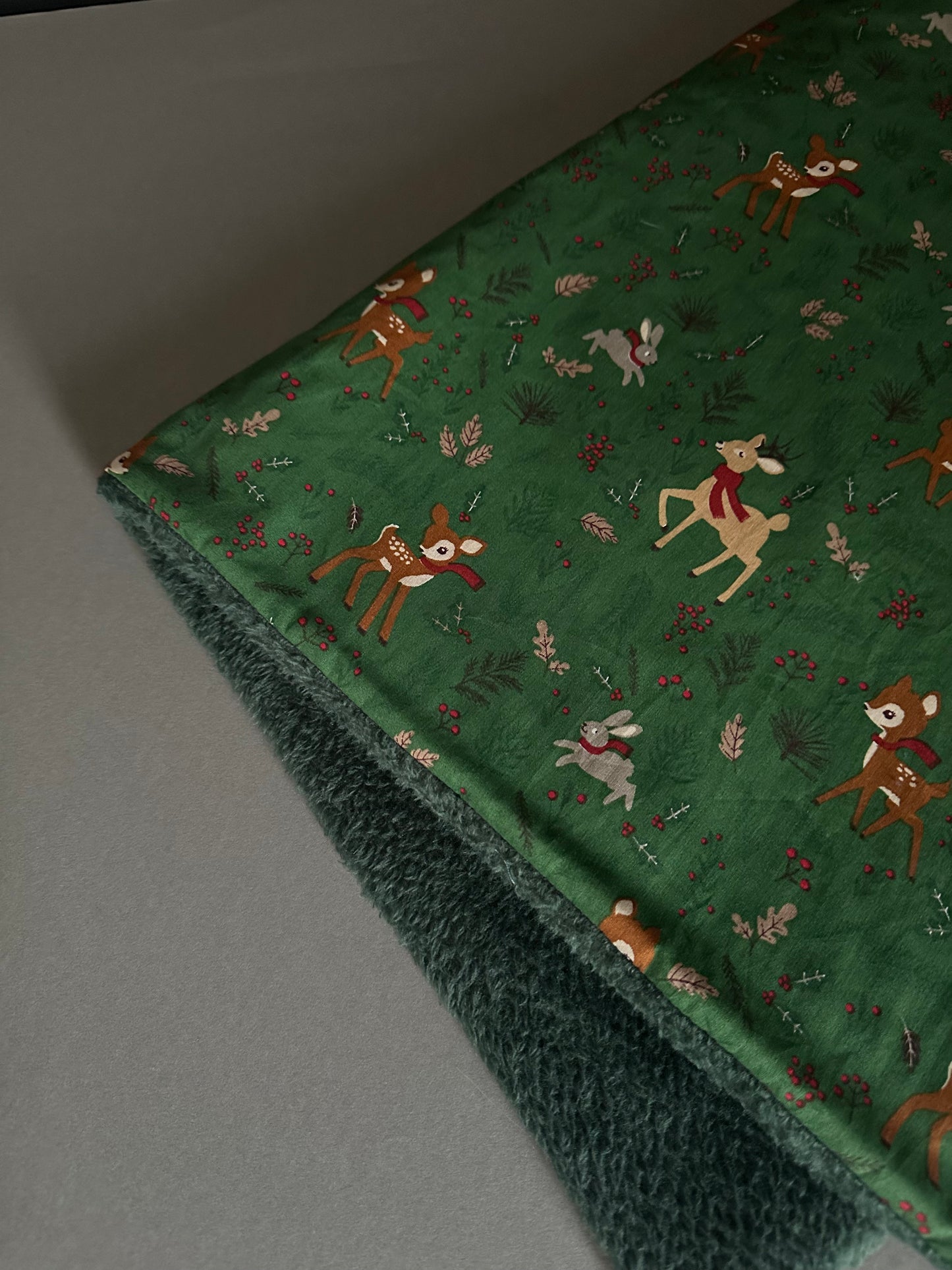 Sofortkauf: Weihnachtsdecke Rehe mit grün 50 x 70 cm