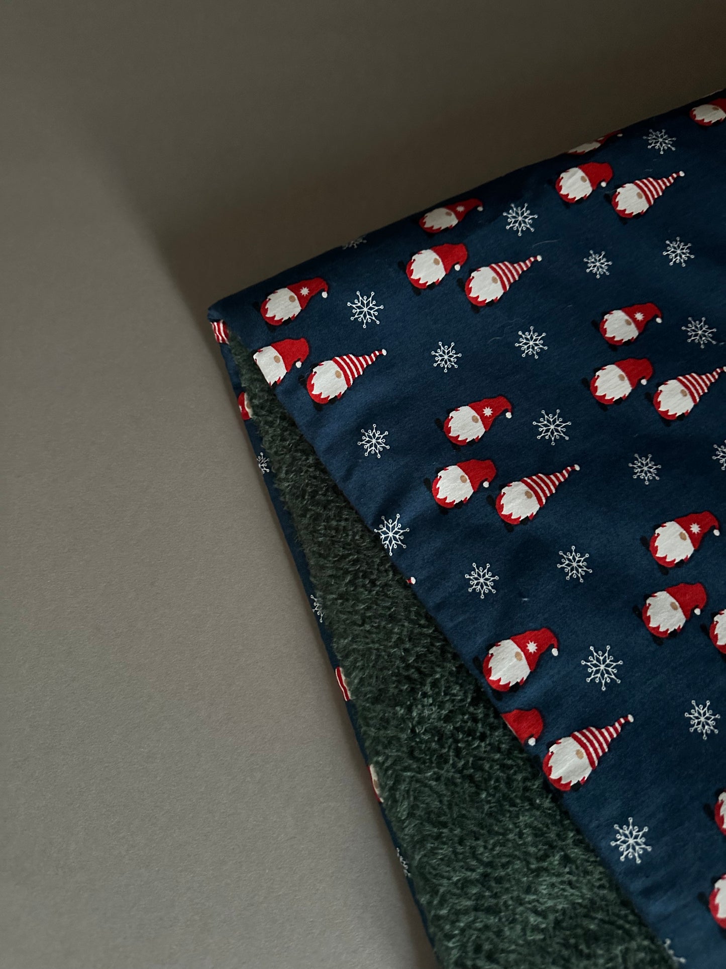 Sofortkauf: Weihnachtsdecke blaue Wichtel mit grün 50 x 70 cm