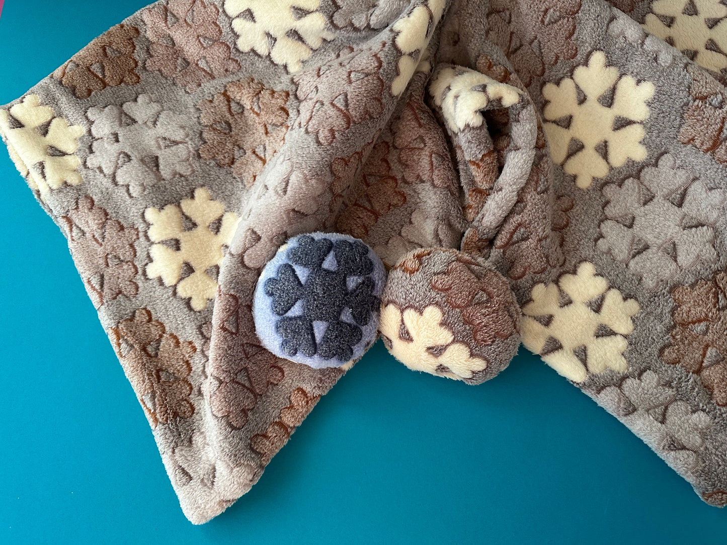 Geschenkebox Schneeflocke (Kuscheldecke 70 x 100 cm + 2 Dotty)