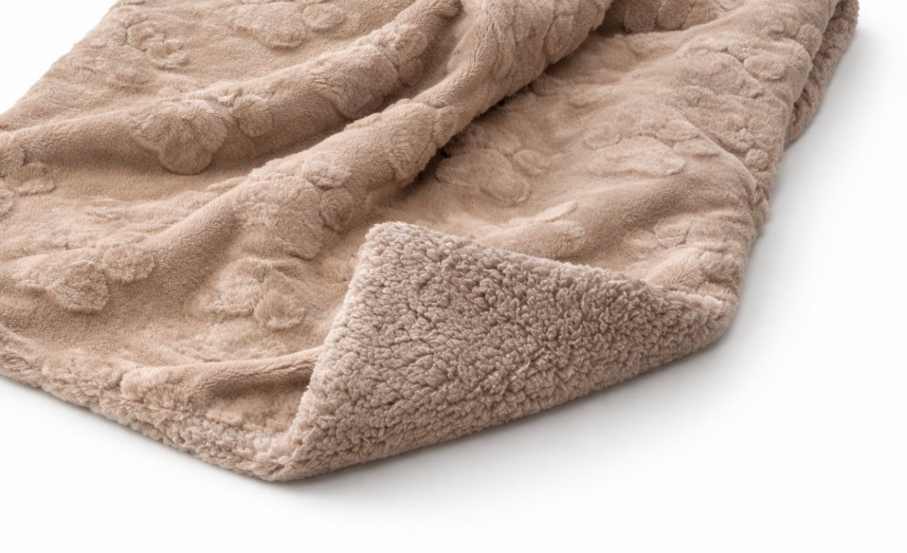Kuschelkollektion Wellnessfleece Pfoten taupe