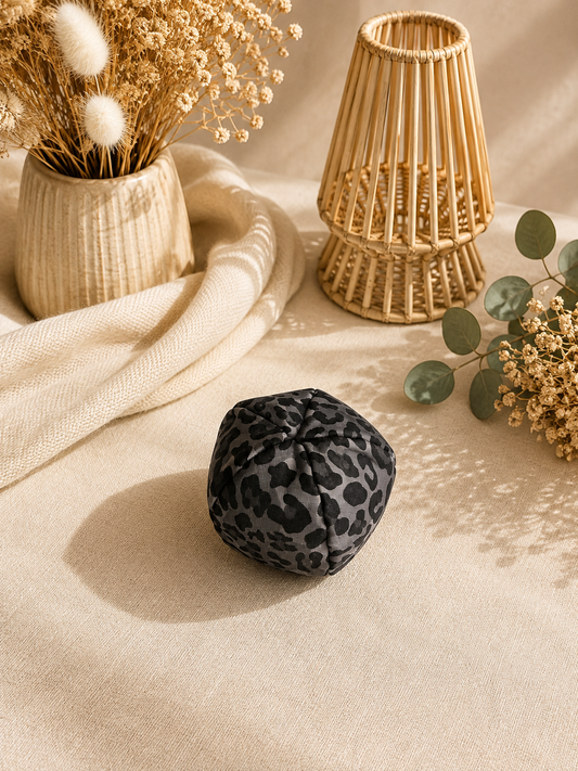 kleiner Ball aus Softshell Leo grau