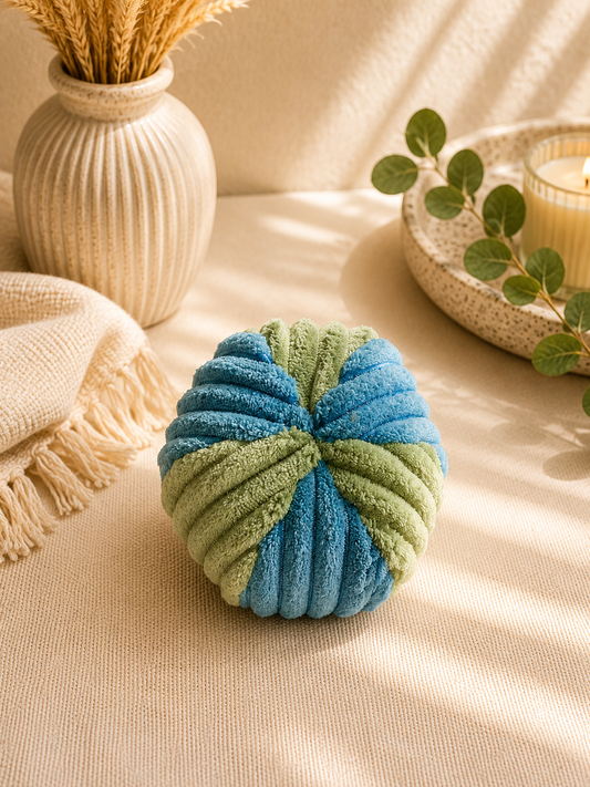 kleiner Ball aus Cord grün / leuchtendes blau