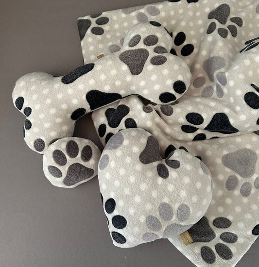 Fertig für dich: Kuschelkollektion Pfoten und Punkte grau / schwarz - sofort verfügbar!