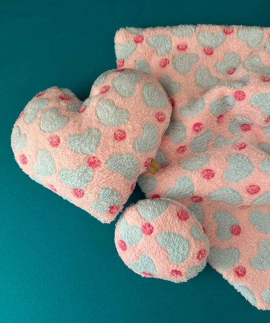 Fertig für dich: Kuschelkollektion hellblaue Herzen auf rosa - sofort verfügbar!